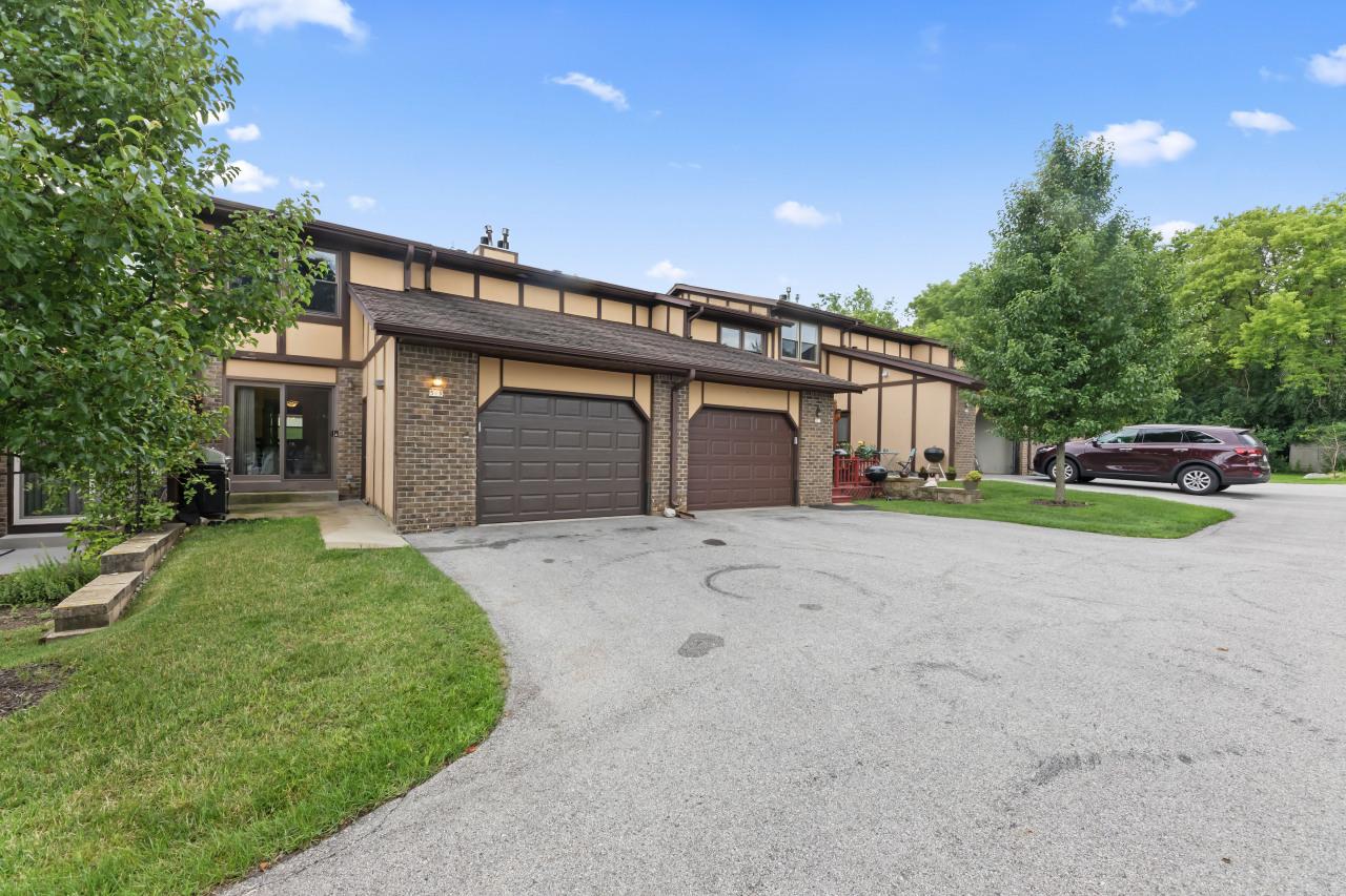 569 Hartridge Dr, Hartland, WI 53029