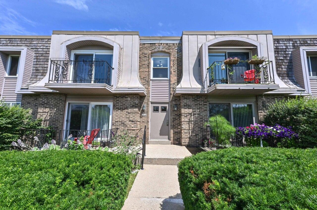 7530 N Port Washington Rd #201, Fox Point, WI 53217