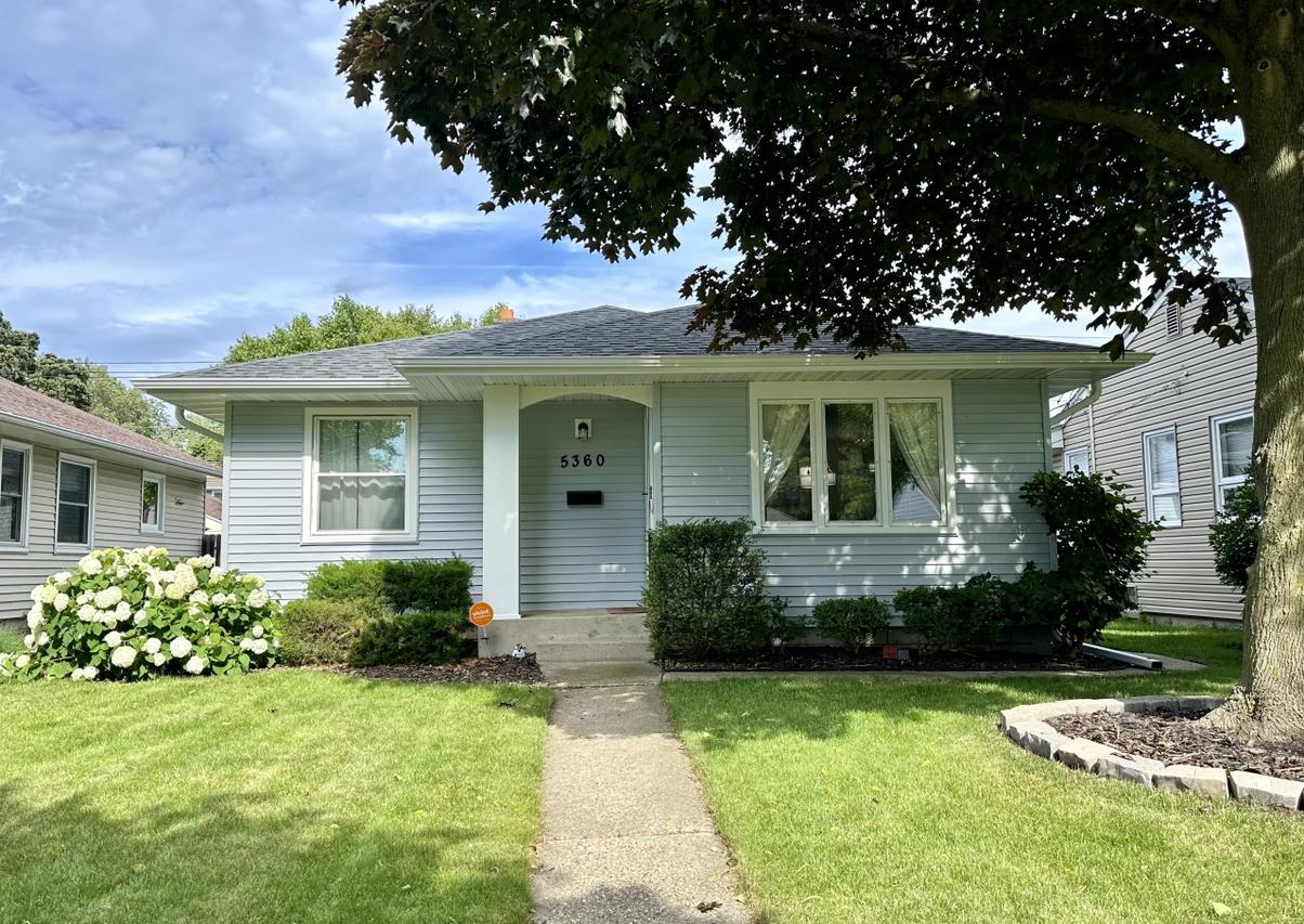 5360 N Lydell Ave, Whitefish Bay, WI 53217