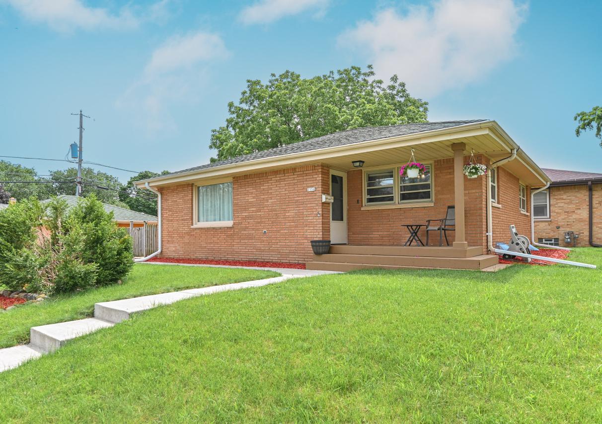 2356 S 96th St, West Allis, WI 53227