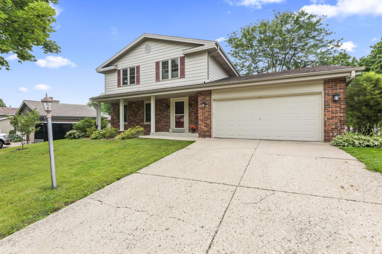 2819 Woodridge Ln, Waukesha, WI 53188