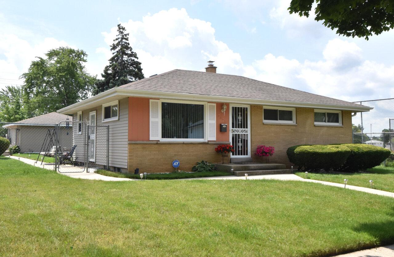 7809 W Green Tree Rd, Milwaukee, WI 53223