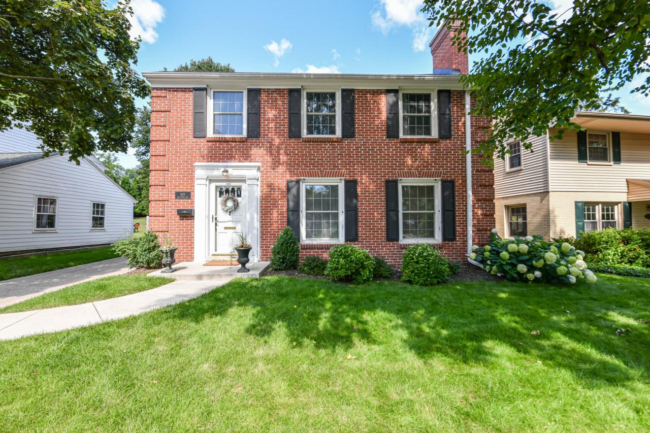 619 Elm Spring, Wauwatosa, WI 53226