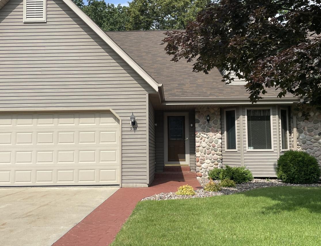 933 E Loos St, Hartford, WI 53027