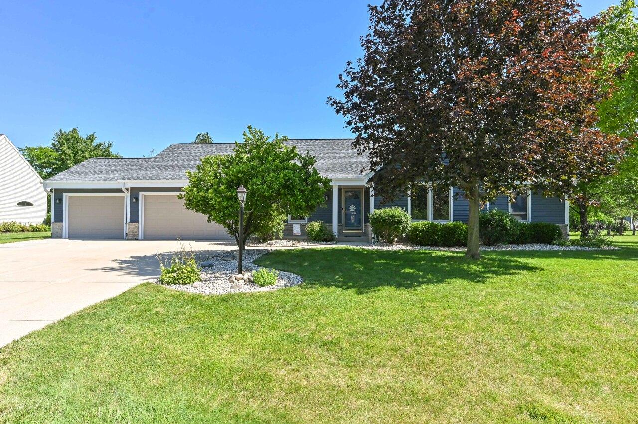 3330 E Stonefield Dr, Oak Creek, WI 53154