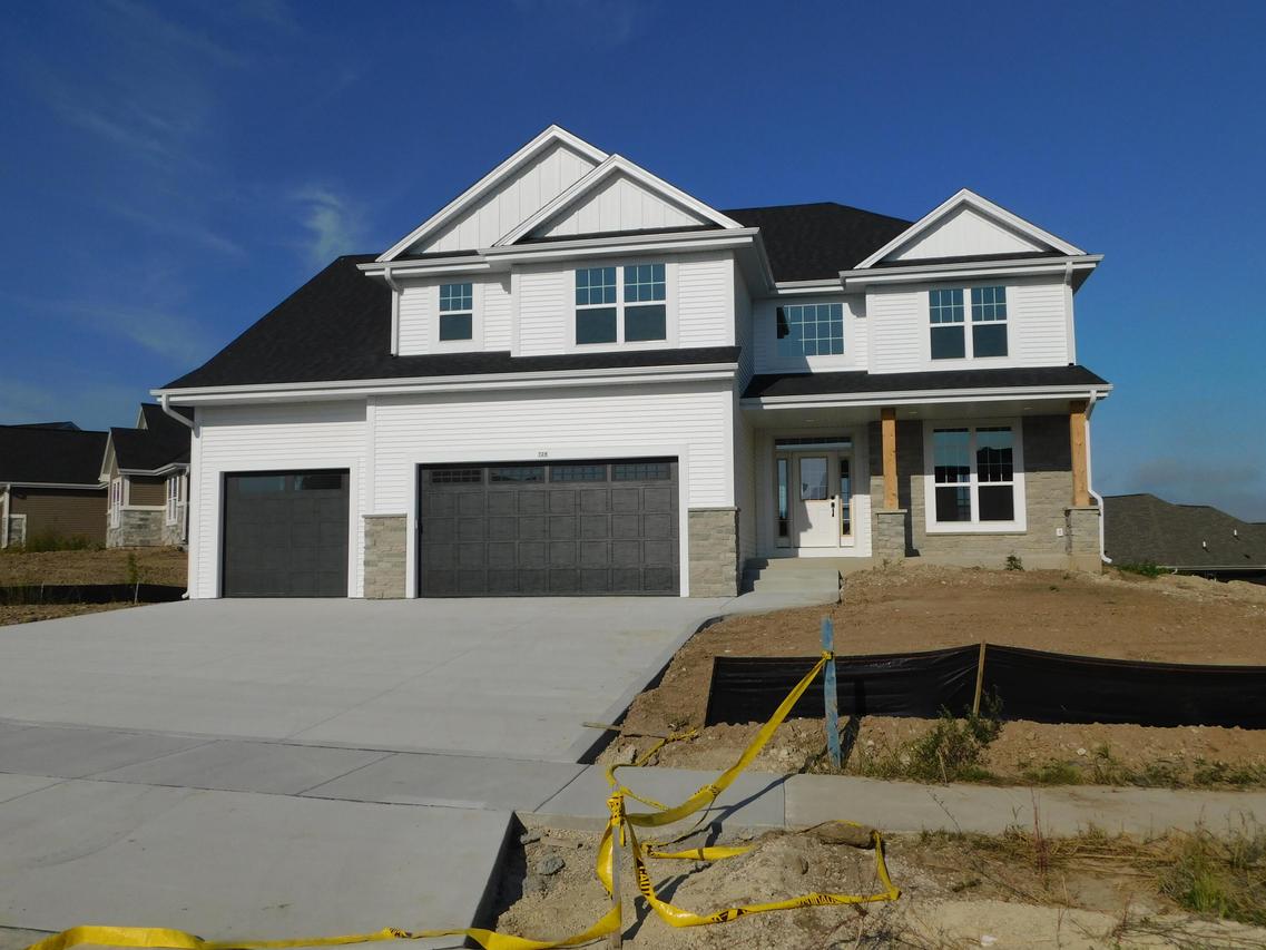 728 Hummingbird Ct, Grafton, WI 53024