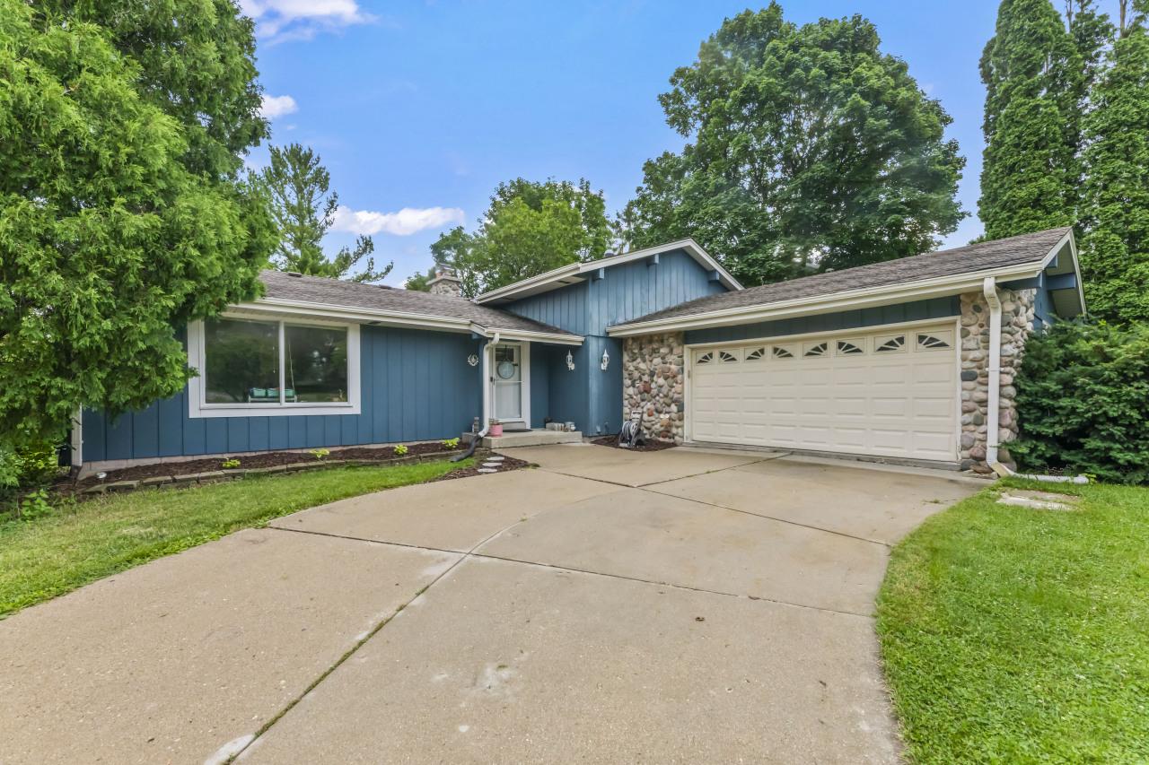 2115 Grayfox Ct, Waukesha, WI 53188