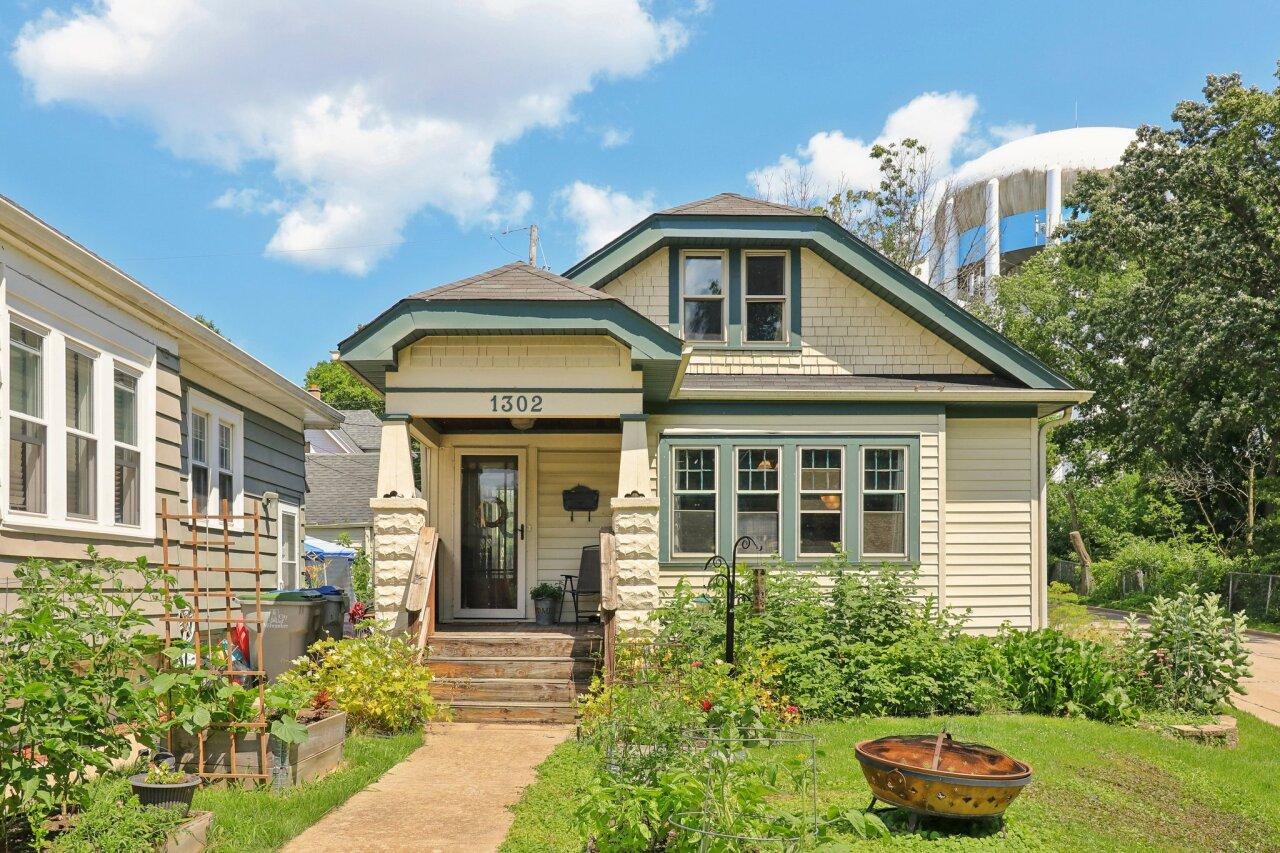 1302 N 59th St, Milwaukee, WI 53208
