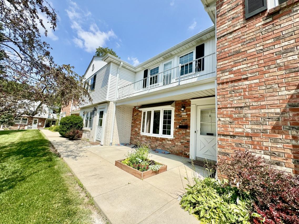 4937 W Colonial Ct, Greenfield, WI 53220