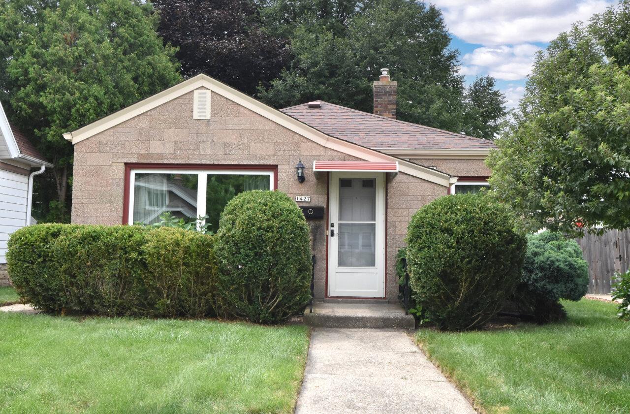 1427 S 94th St, West Allis, WI 53214