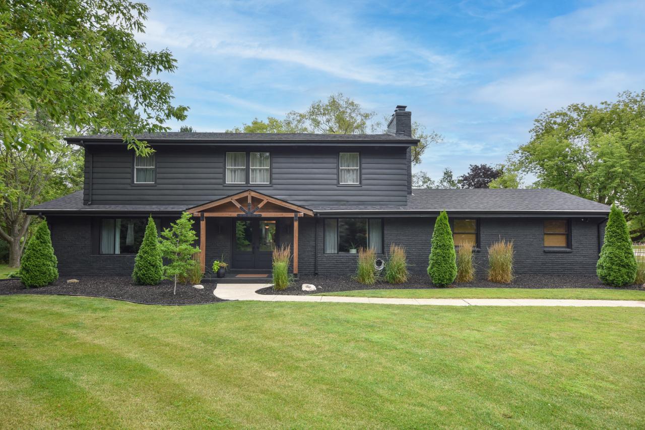 9220 N Sleepy Hollow, Bayside, WI 53217
