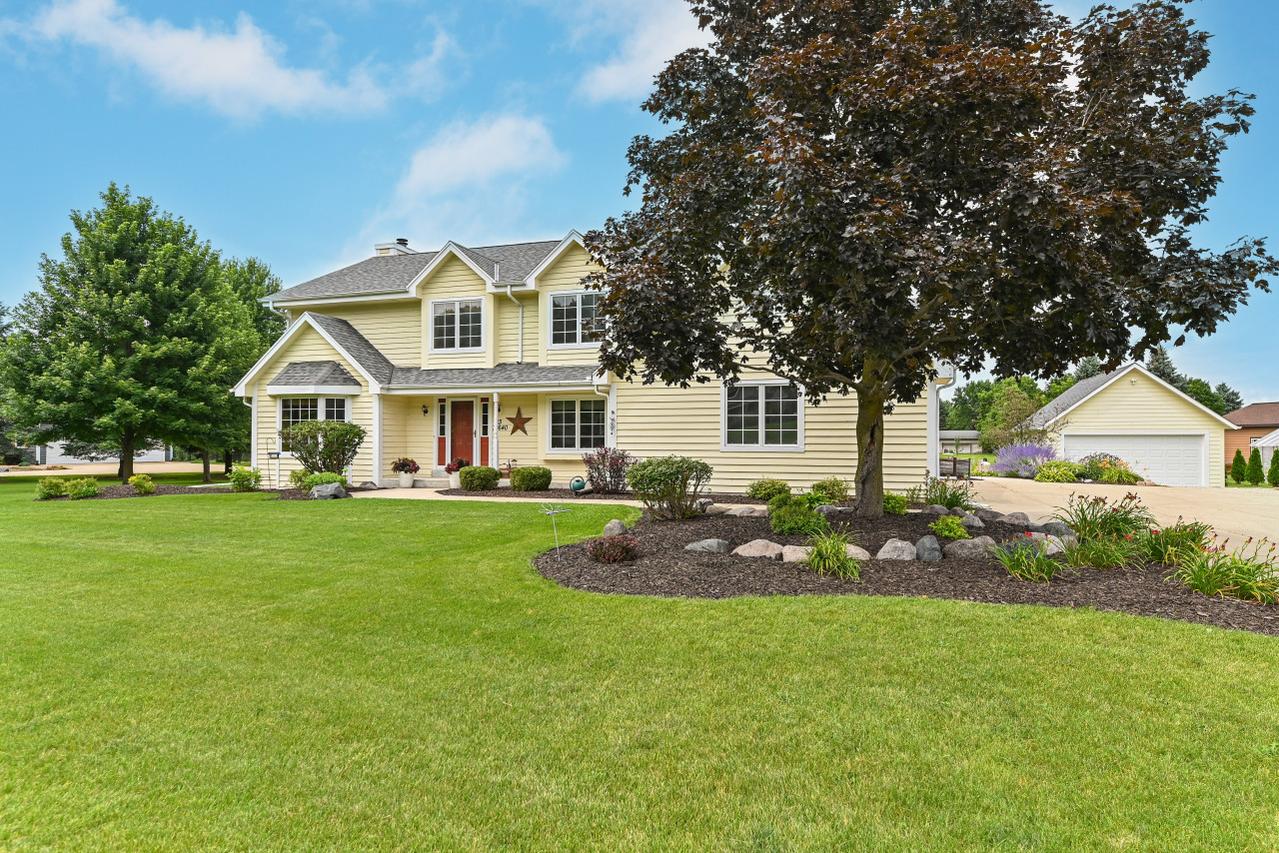 S83W32640 Maggi Ln, Mukwonago, WI 53149