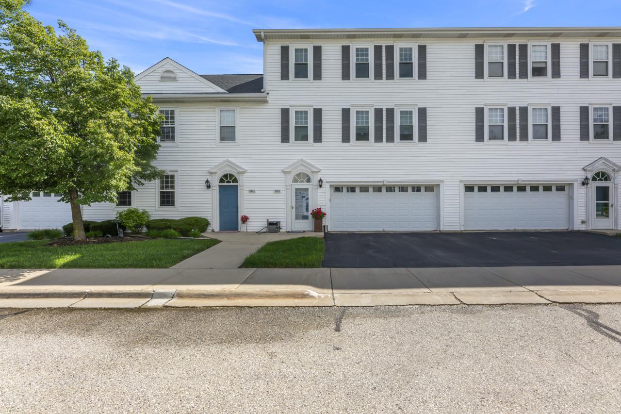 2101 Woodbury Cir #18, Waukesha, WI 53189