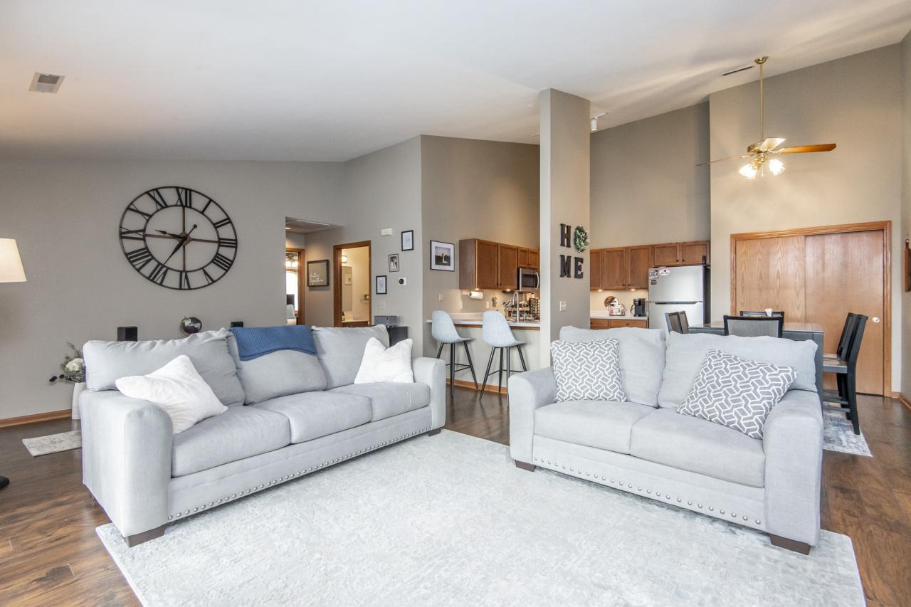 W240N2532 E Parkway Meadow #8, Pewaukee, WI 53072