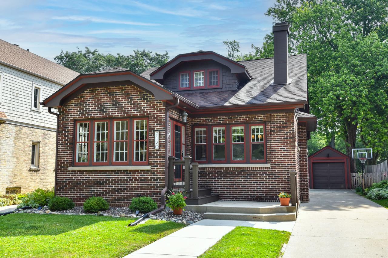 2120 N 81st St, Wauwatosa, WI 53213