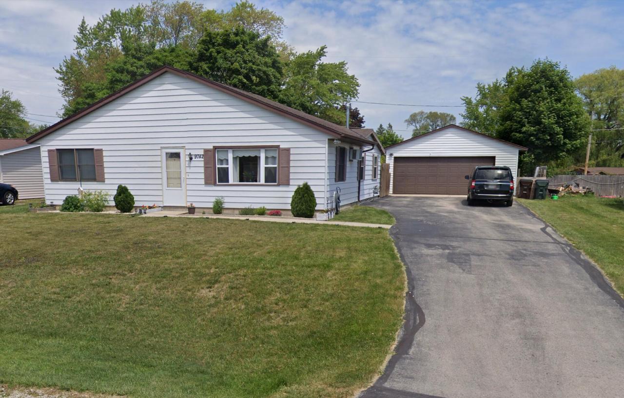 9742 Saratoga Dr, Caledonia, WI 53108