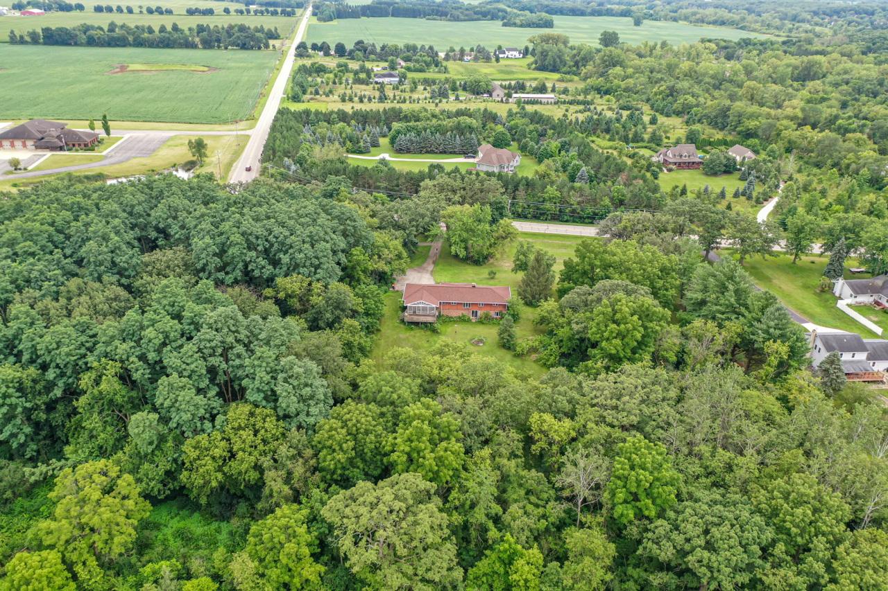 33612 Bassett Rd, Randall, WI 53105