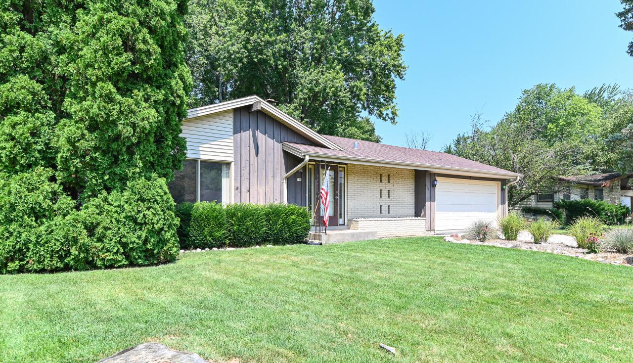 524 E Forest Hill, Oak Creek, WI 53154