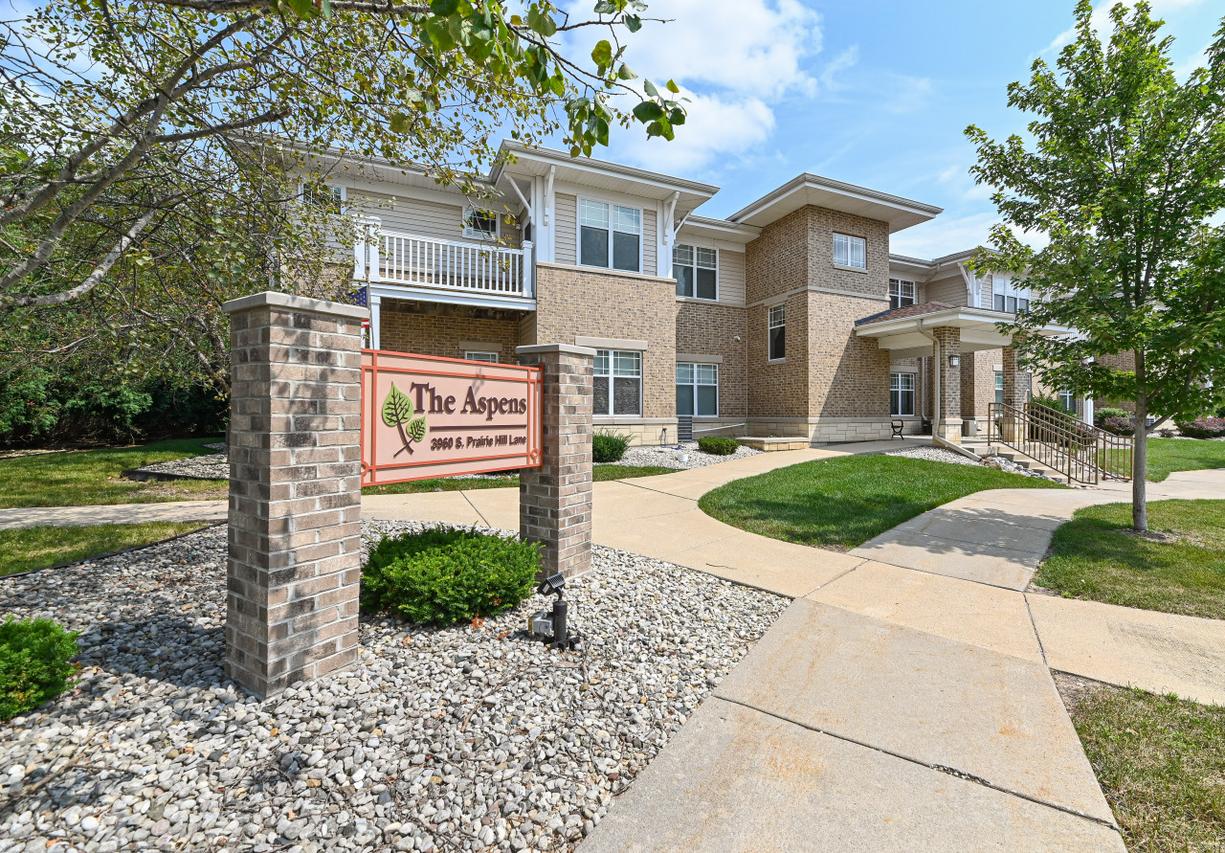 3960 S Prairie Hill #204, Greenfield, WI 53228