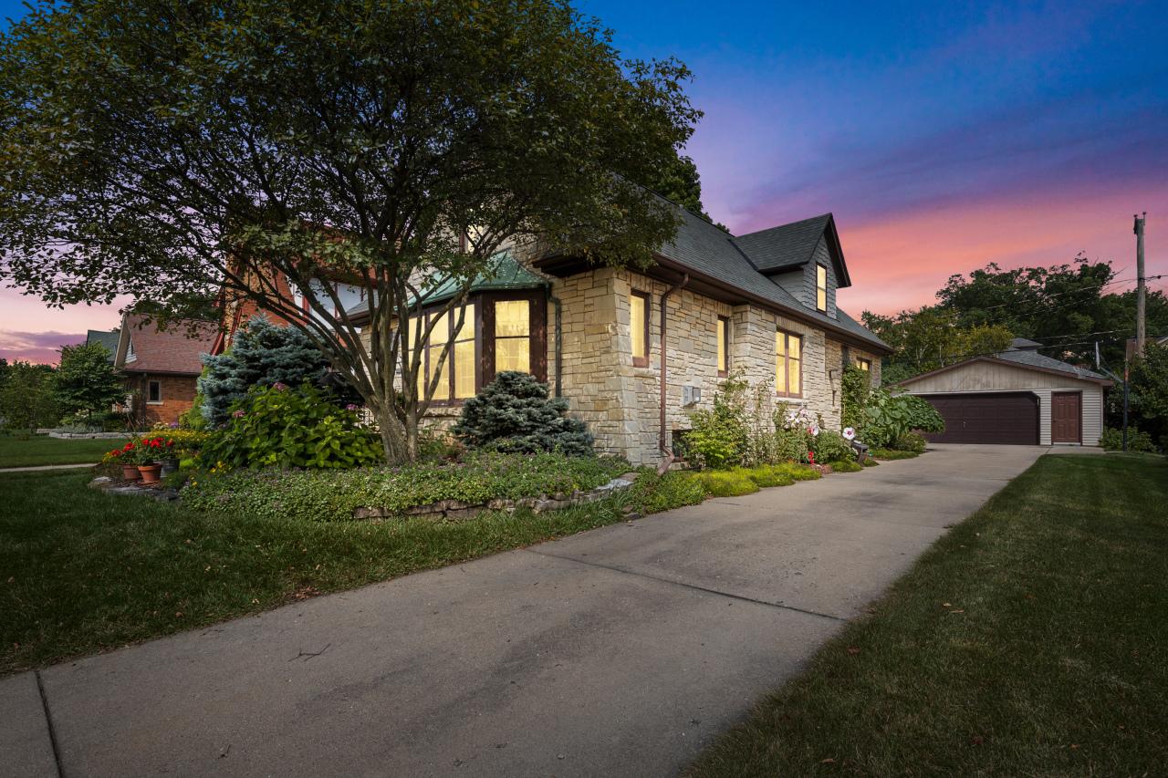 2522 N 89th St, Wauwatosa, WI 53226