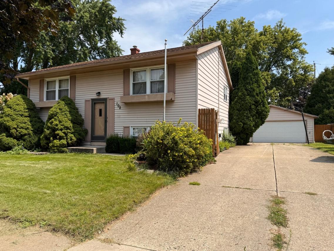108 Larkspur Ln, Burlington, WI 53105