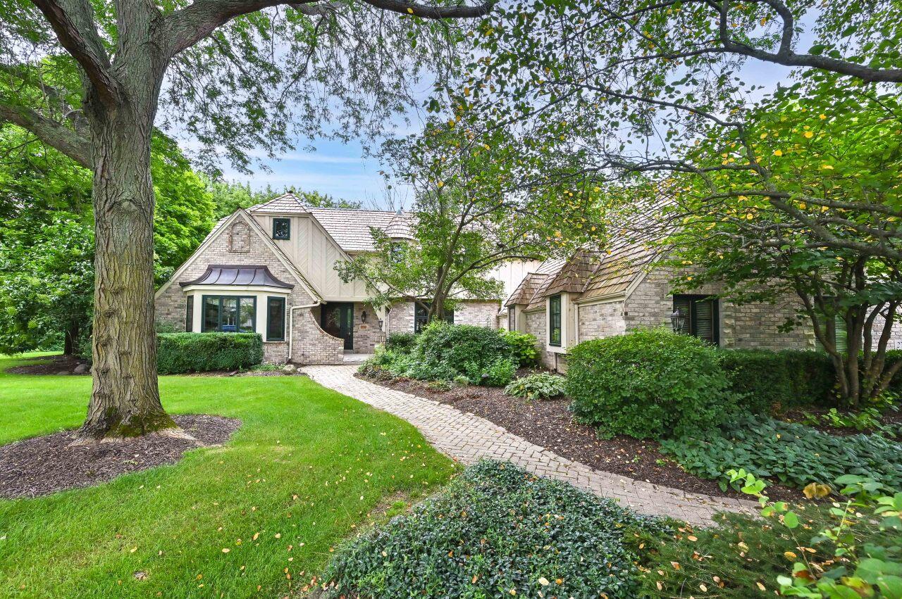 2795 Lancaster Ct, Brookfield, WI 53045