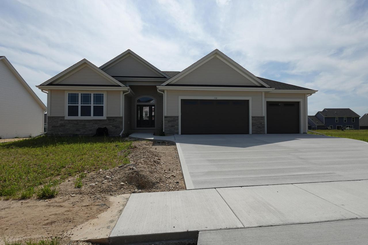 518 Woodside Ct, West Bend, WI 53095