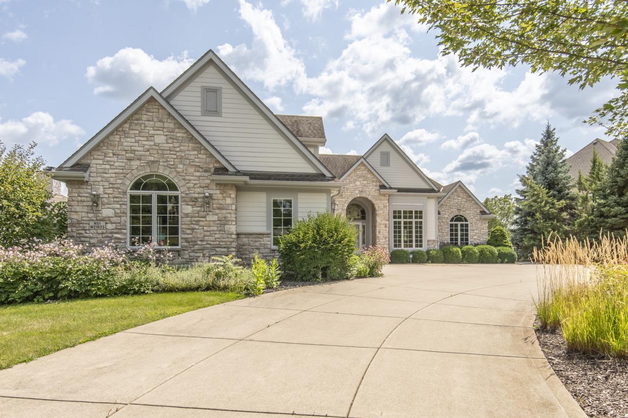 N51W21623 Taylors Ln, Menomonee Falls, WI 53051
