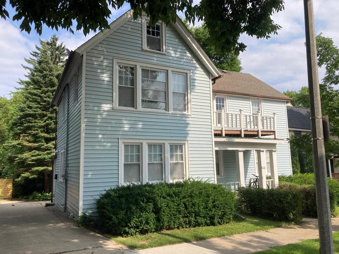1386 N 72nd St, Wauwatosa, WI 53213