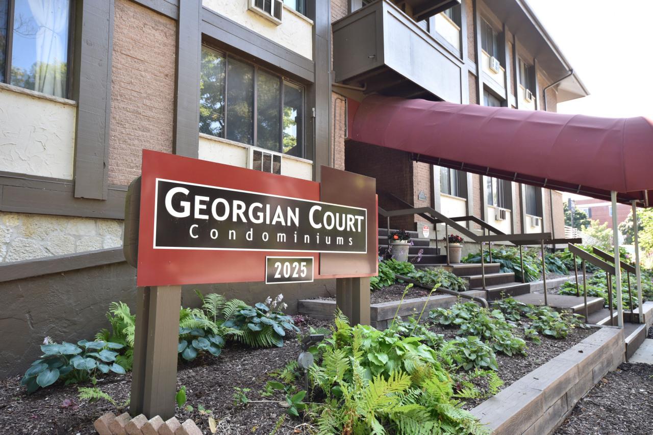 2025 E Greenwich Ave #222, Milwaukee, WI 53211