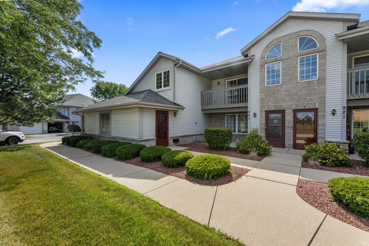 921 Quinlan Dr #E, Pewaukee, WI 53072
