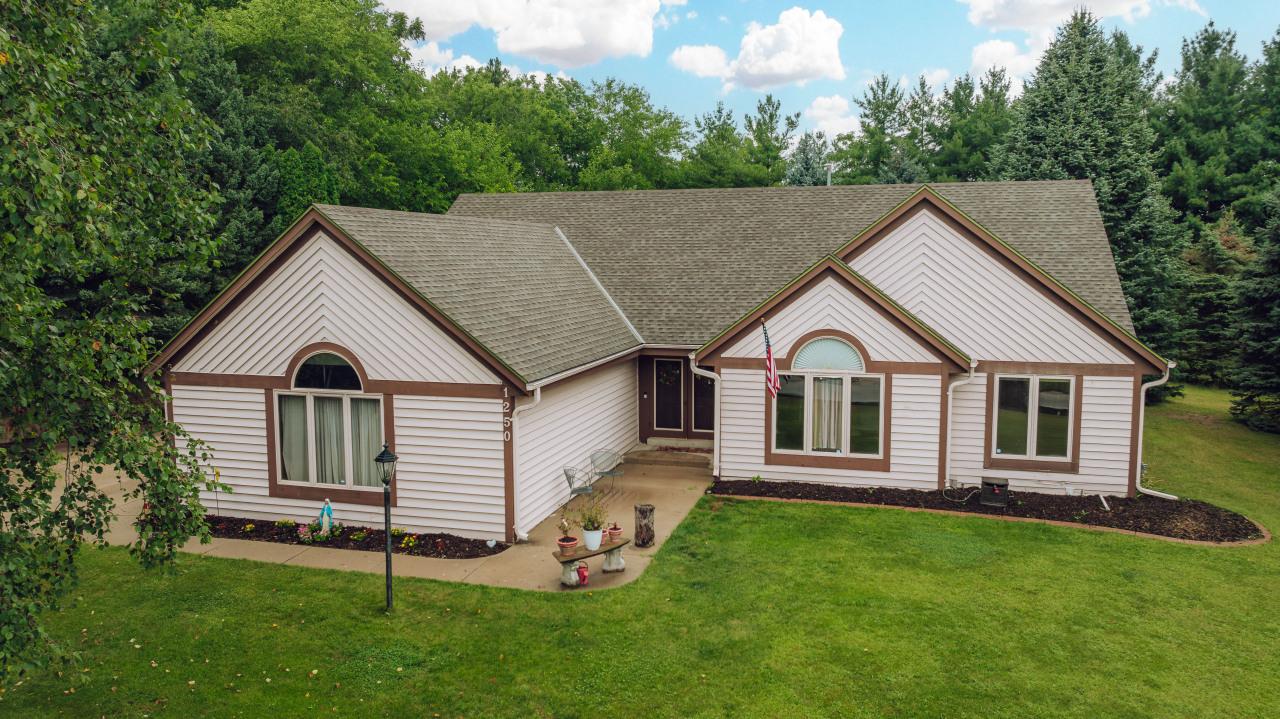 1250 Shelly Ln, Hartland, WI 53029