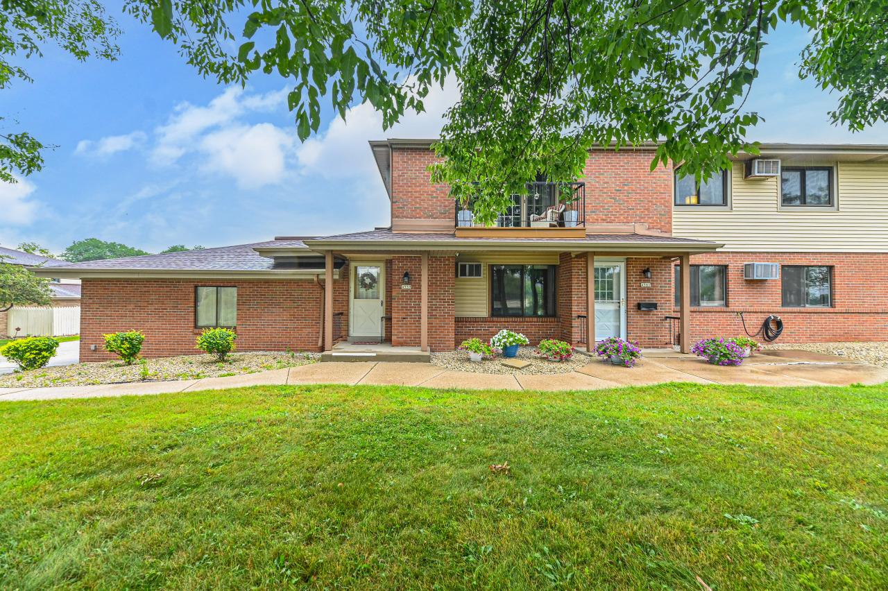 4559 S Greenridge Cir, Greenfield, WI 53220