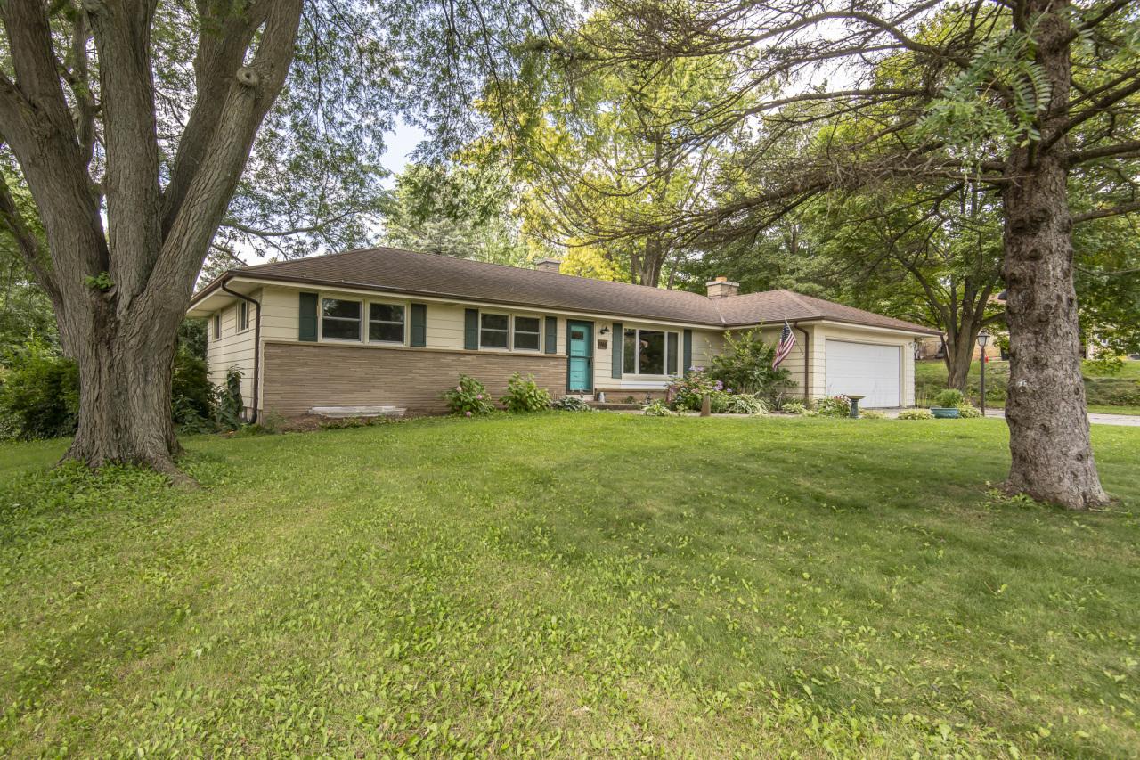 965 W Westbrooke Pkwy, Brookfield, WI 53186