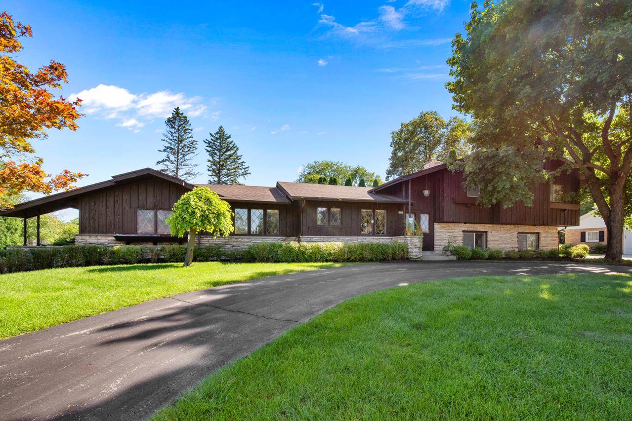 2205 W Woodbury Ln, Glendale, WI 53209