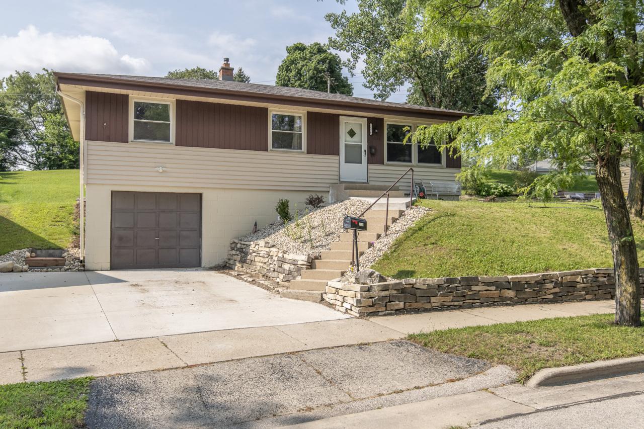 1528 Irving Pl, Waukesha, WI 53188