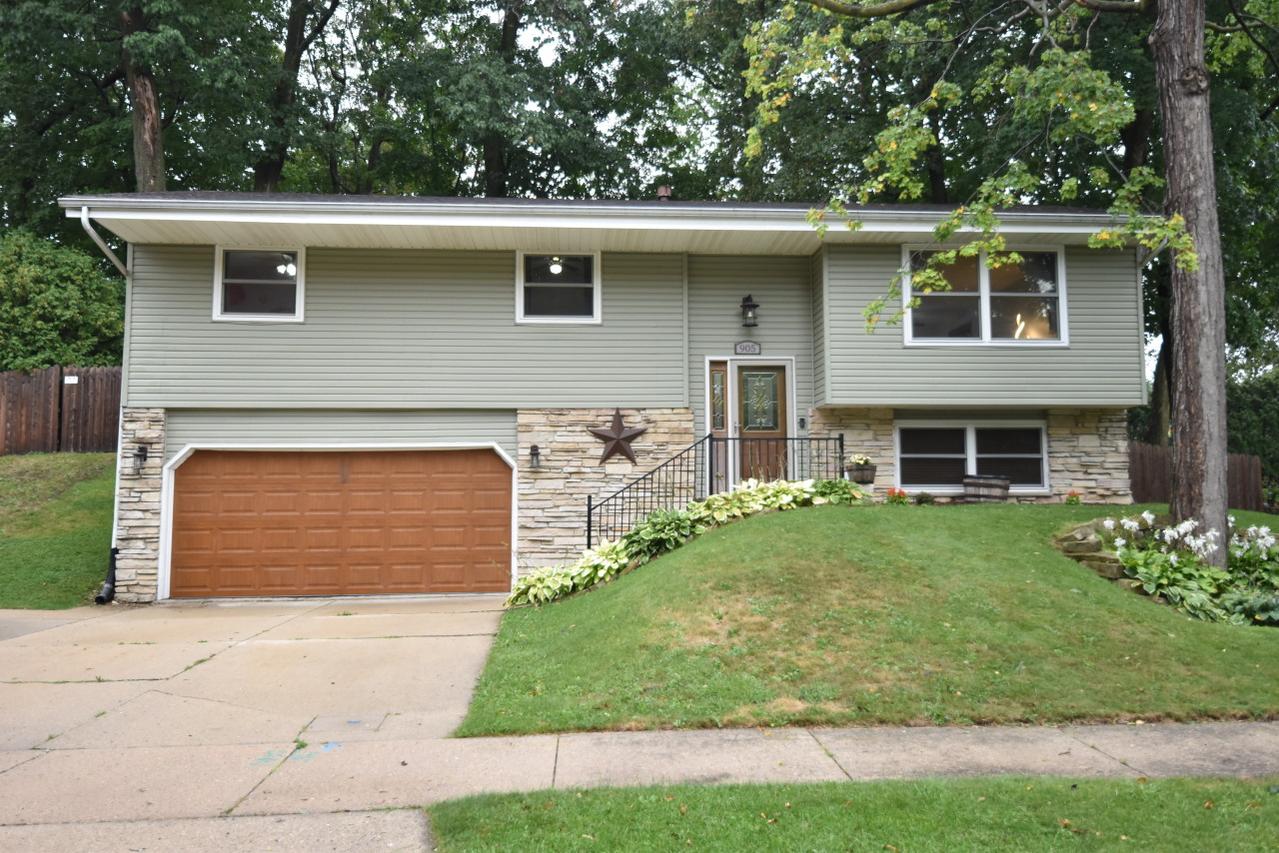 905 Mulberry Dr, West Bend, WI 53090