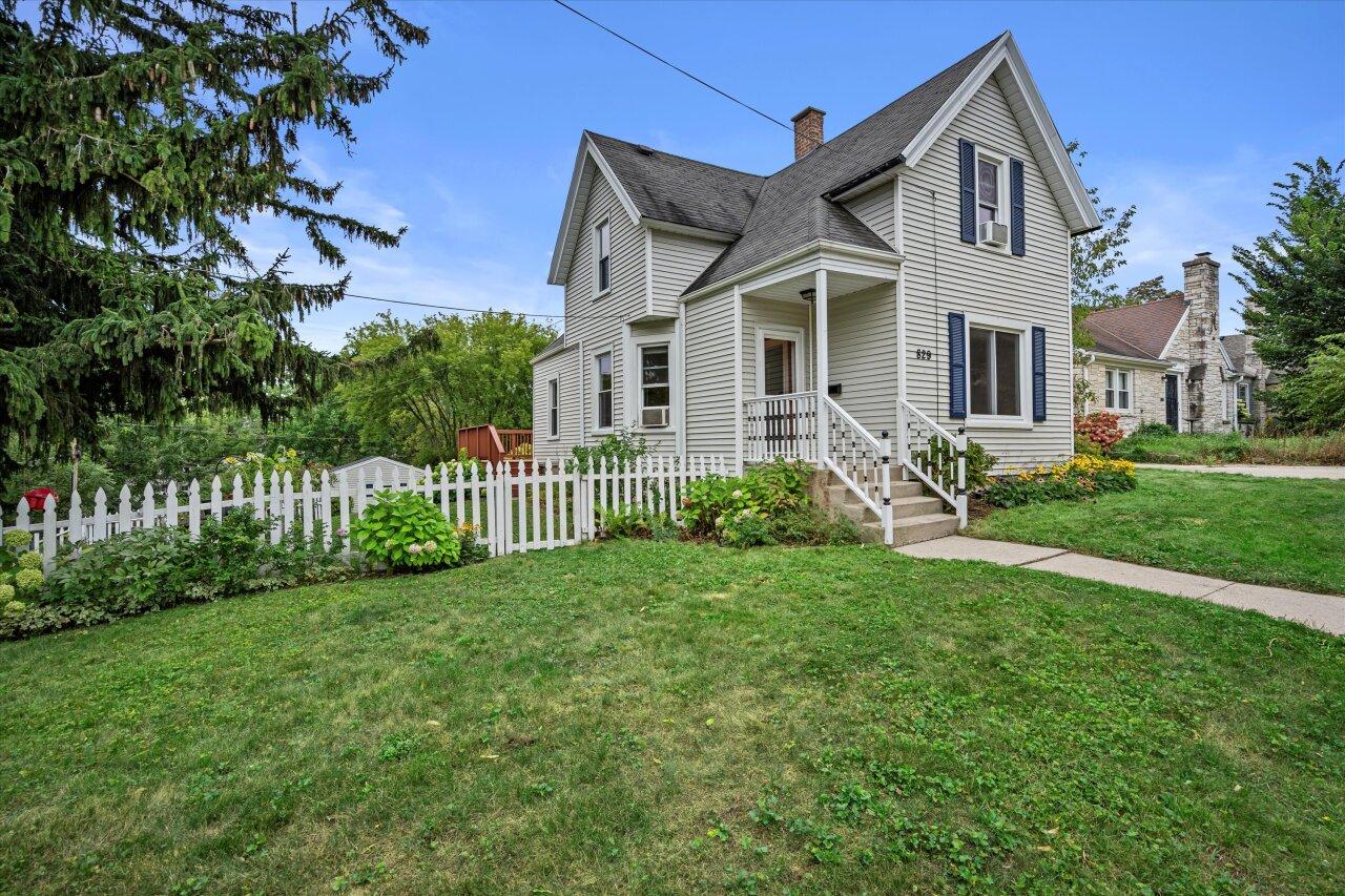 829 W Lincoln Ave, Port Washington, WI 53074