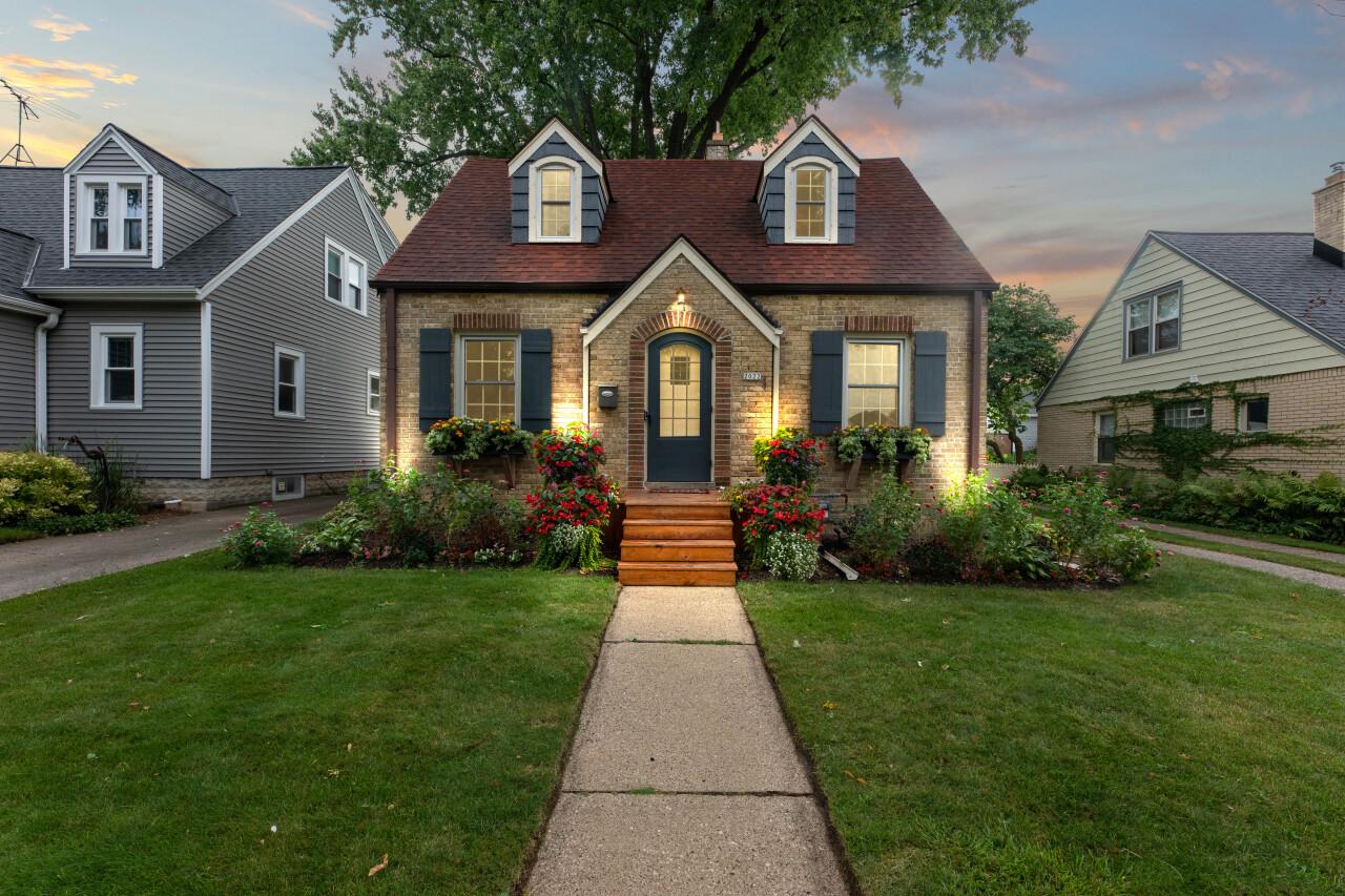 2022 N 85th St, Wauwatosa, WI 53226