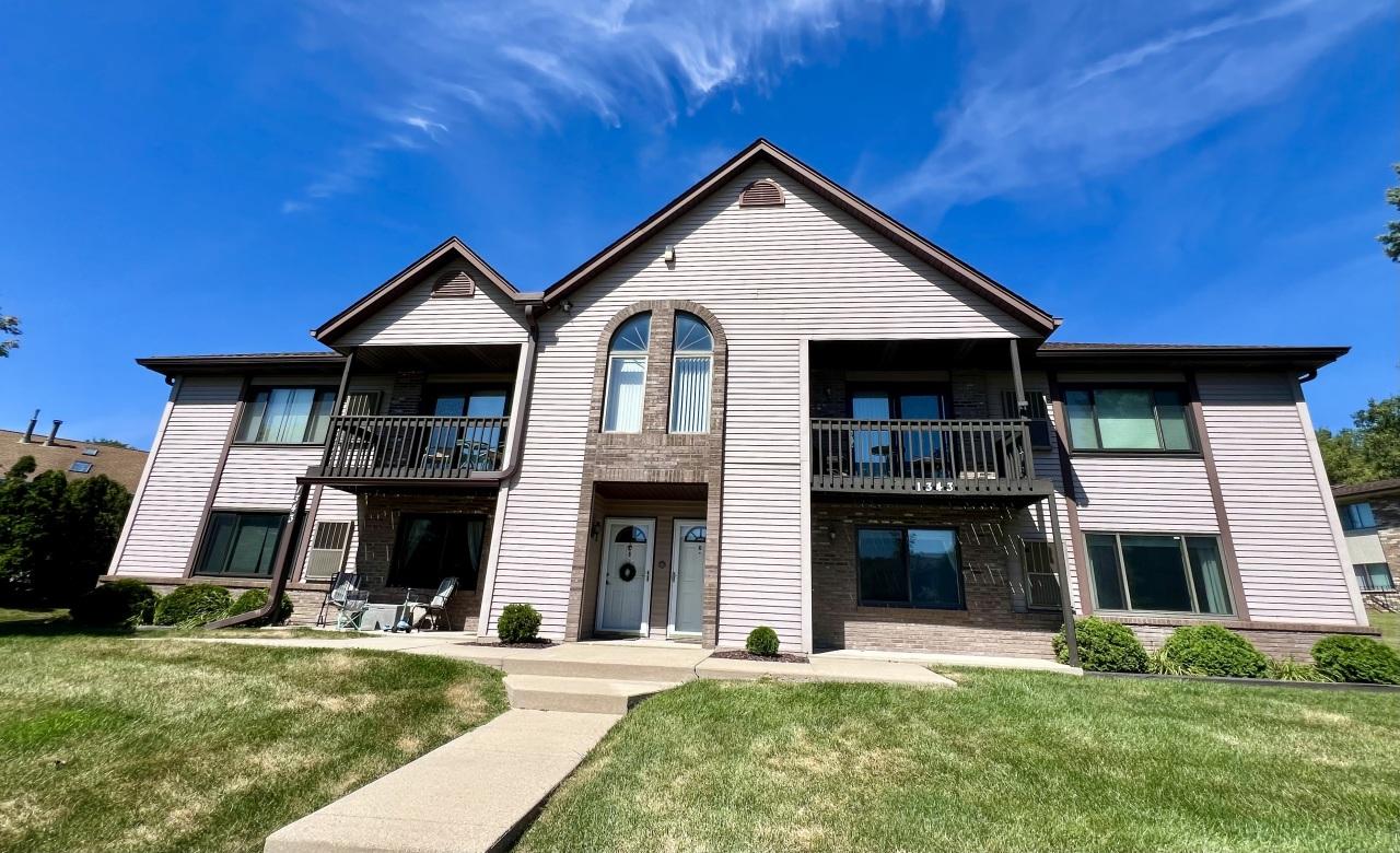 1343 Meadowcreek Dr #H, Pewaukee, WI 53072