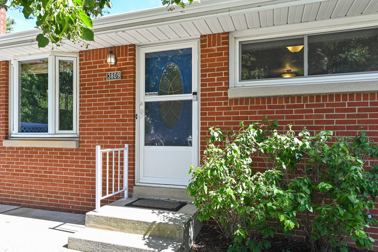 3809 Russet Ln, South Milwaukee, WI 53172