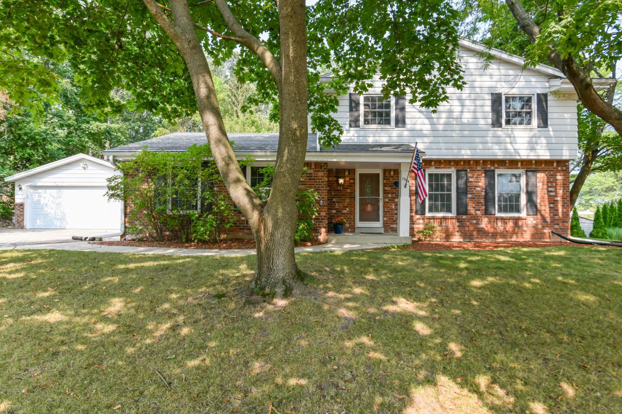 7904 W Bur Oak Dr, Franklin, WI 53132