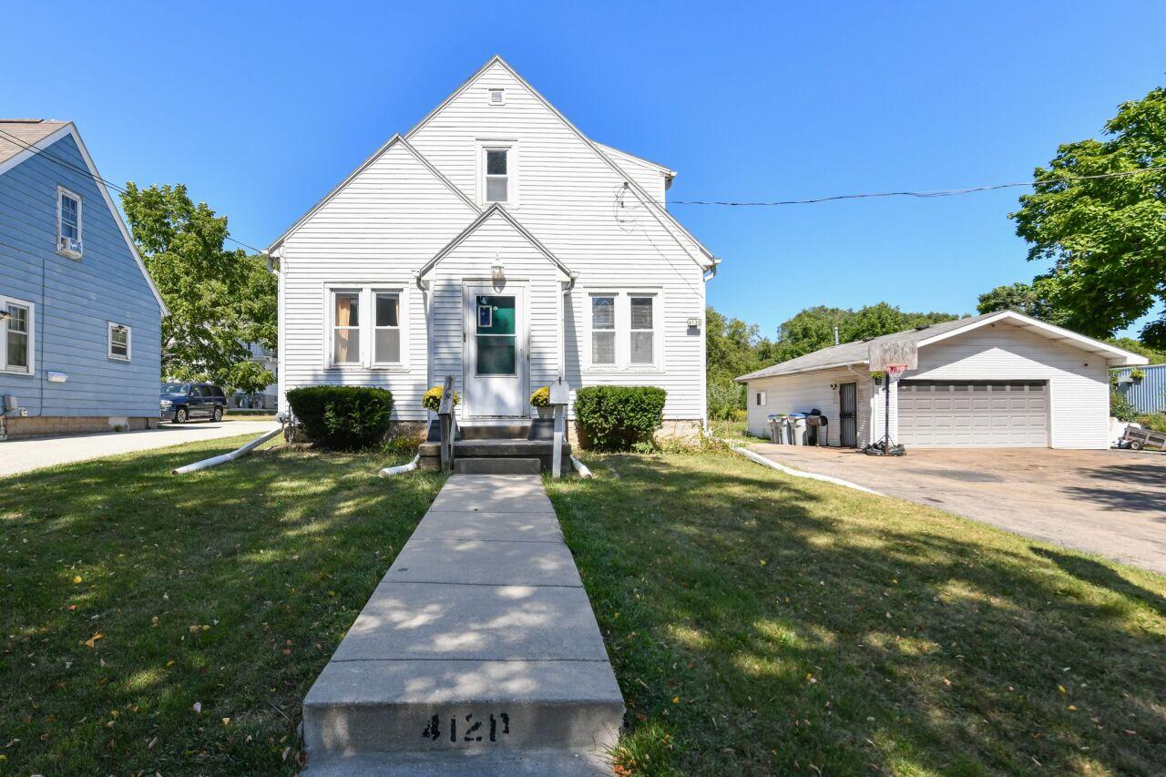 4120 W Kiehnau Ave, Milwaukee, WI 53209