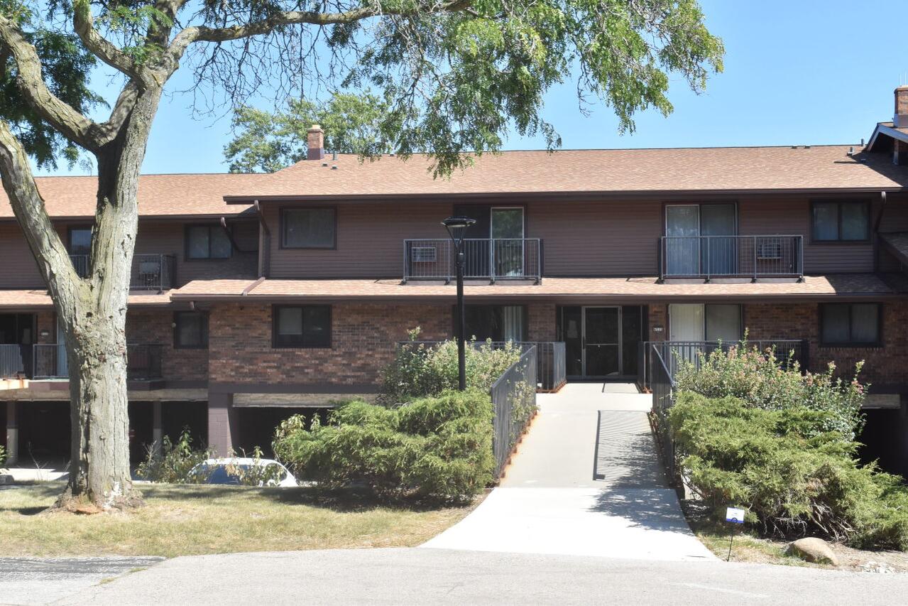 8515 W Waterford Ave #2, Greenfield, WI 53228