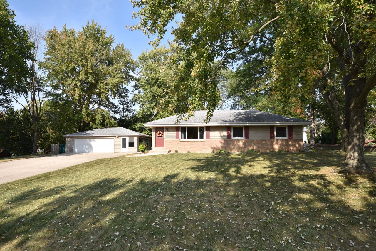 W143N5512 Van Buren Dr, Menomonee Falls, WI 53051