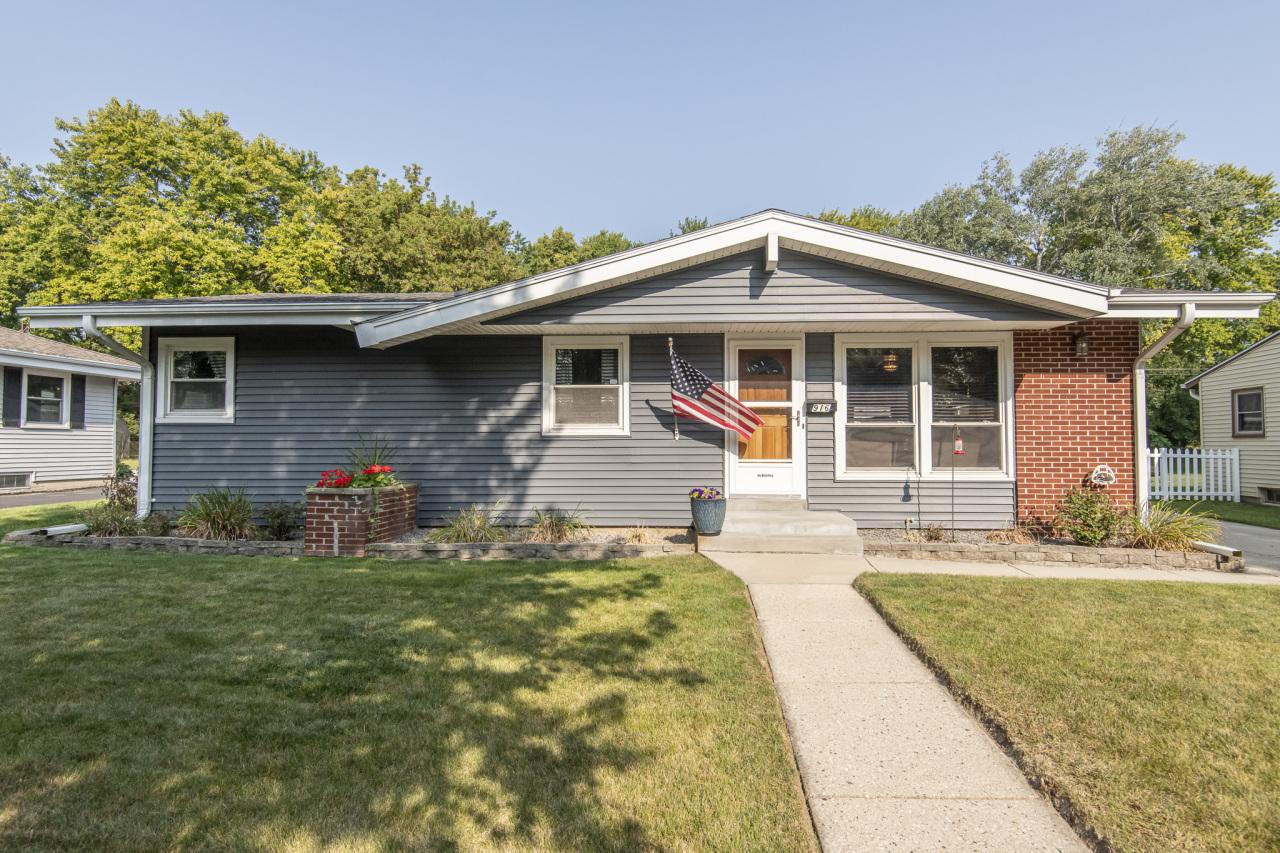 916 Birch Dr, Waukesha, WI 53188