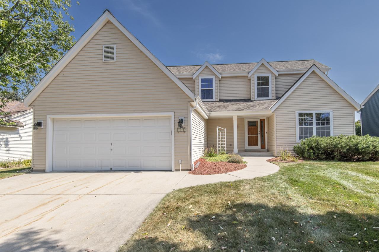 1817 Penhurst Way, Waukesha, WI 53186