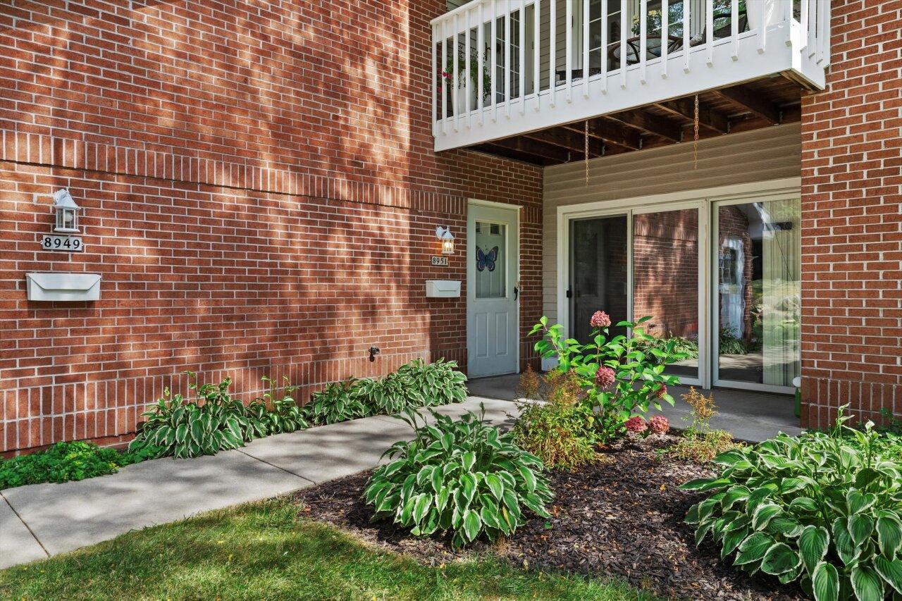 8951 Woodbridge Dr, Greendale, WI 53129