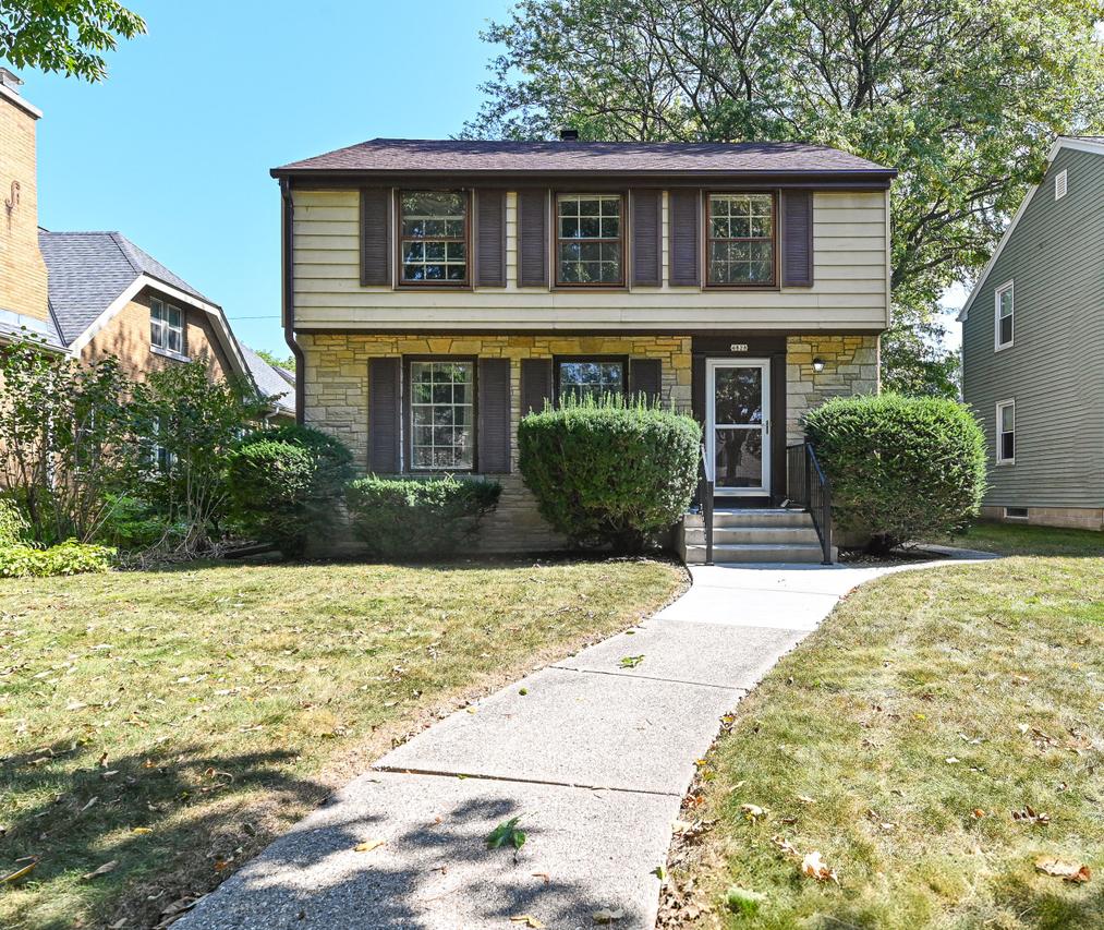 4828 N Newhall St, Whitefish Bay, WI 53217