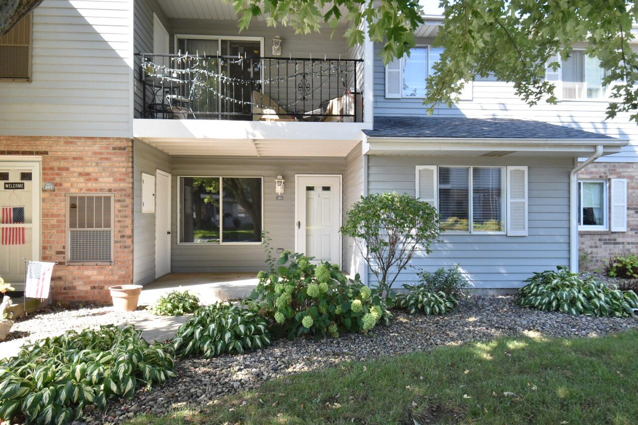 1225 N Sunnyslope Dr #101, Mount Pleasant, WI 53406